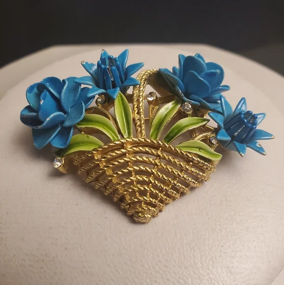 Vintage Trifari Floral Basket Brooch in Blue and Gold - Picture 2 of 8